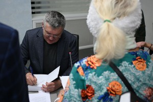 Сергей Сергеевич подписывает книгу для читателя