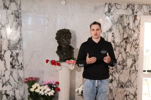 Студент Педагогического университета Илья Миргородский читает стихотворение Пушкина